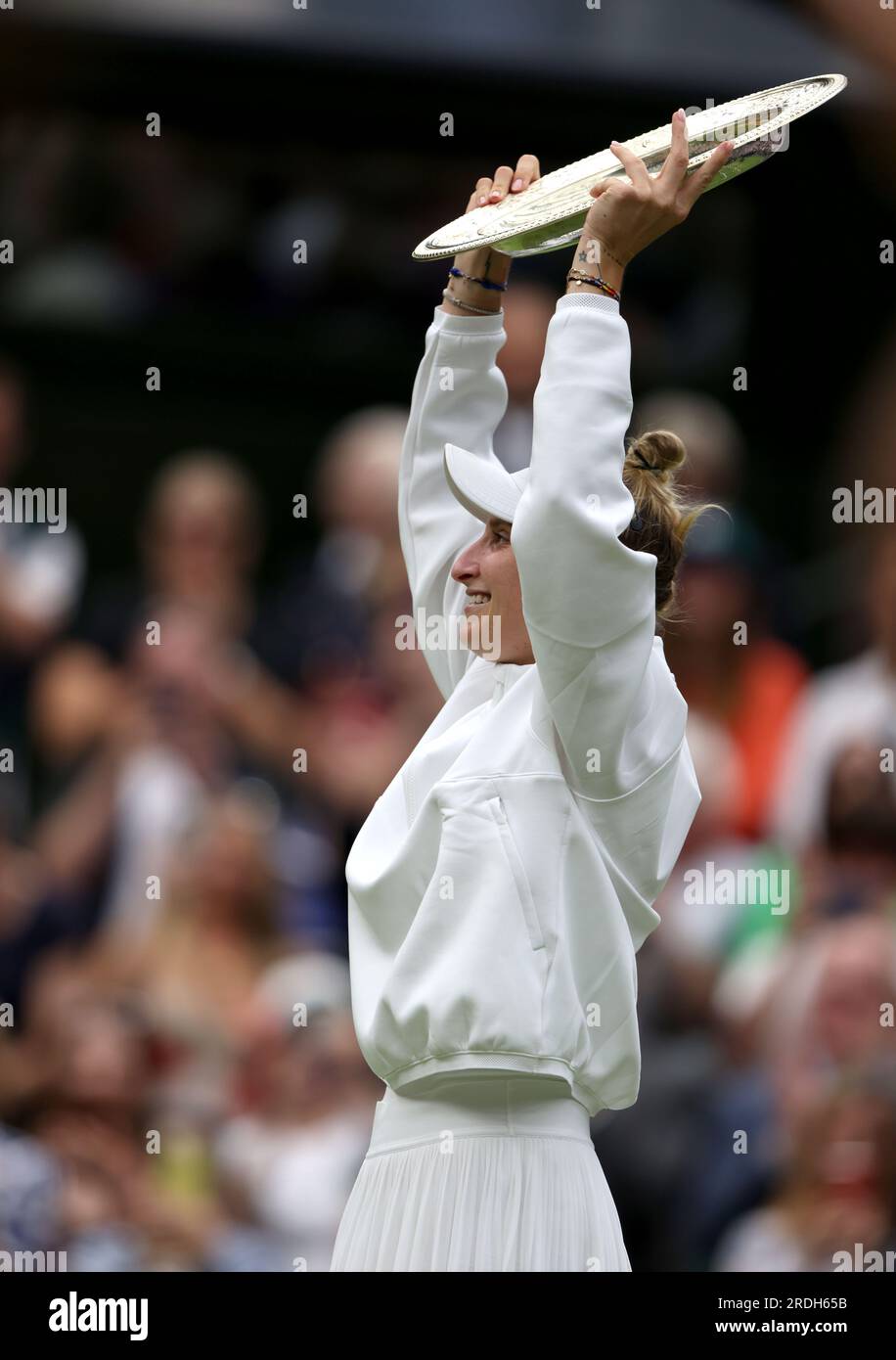 Marketa Vondrousova célèbre avoir battu ONS Jabeur lors de la finale féminine sur le court central de Wimbledon. Wimbledon Ladies final Day, Wimbledon, Londres, Royaume-Uni, le 15 juillet, 2023. Banque D'Images