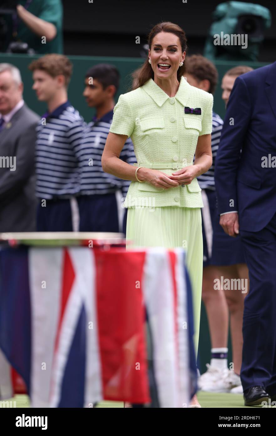 ONS Jabeur contre Marketa Vondrousova. Dans la finale des dames sur le court central, Wimbledon. Wimbledon Ladies final Day, Wimbledon, Londres, Royaume-Uni, le 15 juillet, 2023. Banque D'Images