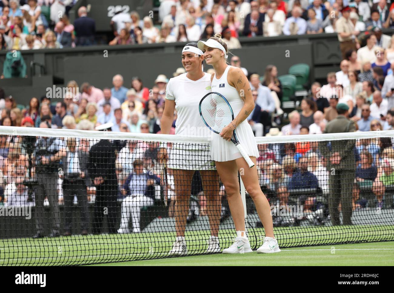 ONS Jabeur contre Marketa Vondrousova dans la finale féminine sur le court central, Wimbledon. Wimbledon Ladies final Day, Wimbledon, Londres, Royaume-Uni, le 15 juillet, 2023. Banque D'Images