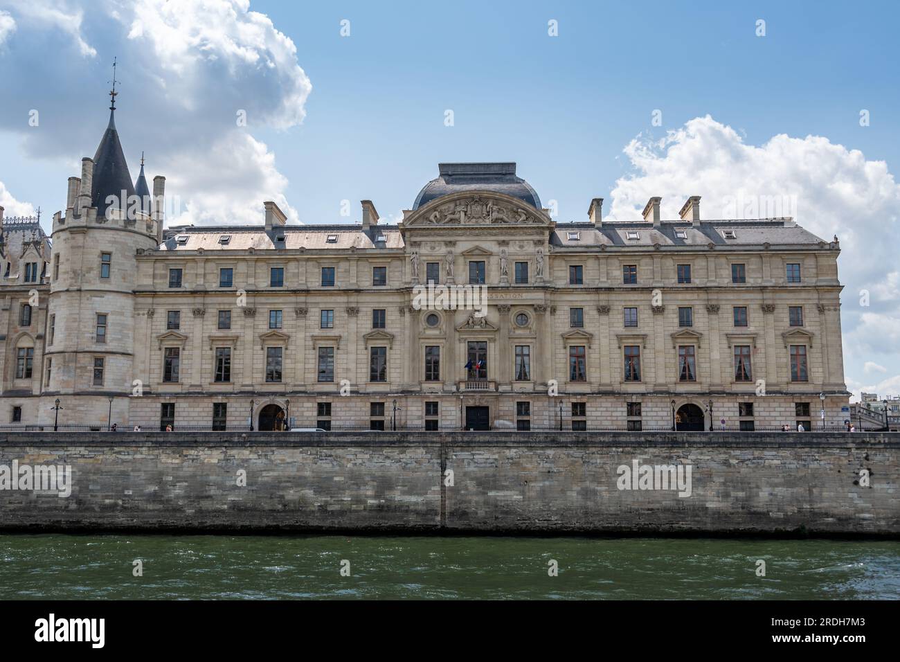 Vue lointaine du bâtiment abritant la Cour de Cassation, la plus haute juridiction du système judiciaire français Banque D'Images