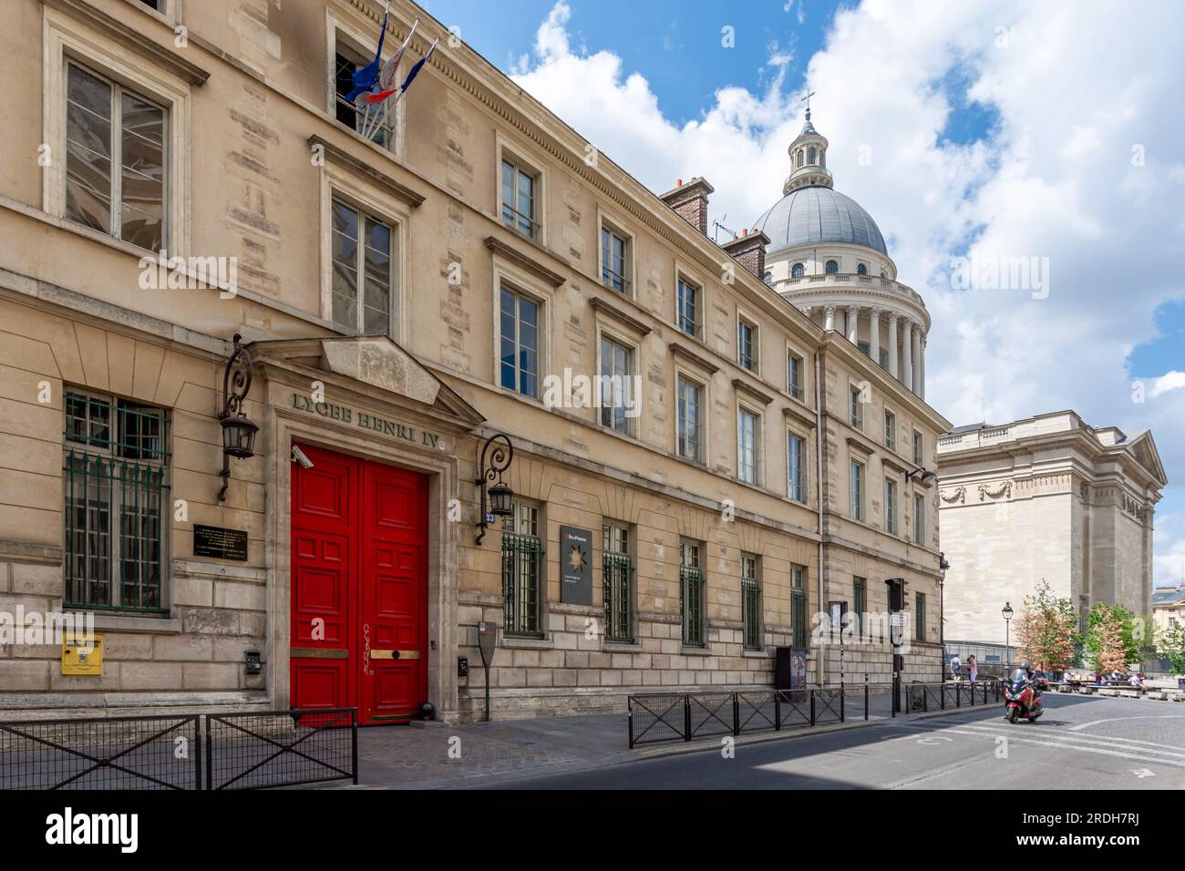 Façade du Lycée Henri IV, établissement public d'enseignement secondaire et supérieur situé dans le quartier Latin, avec le dôme du Panthéon en arrière-plan Banque D'Images