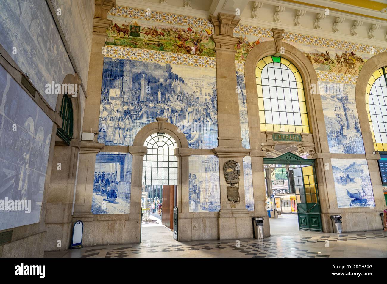 Gare de sao bento avec des carreaux azulejo bleu et blanc joliment décorés à Porto Portugal . Banque D'Images