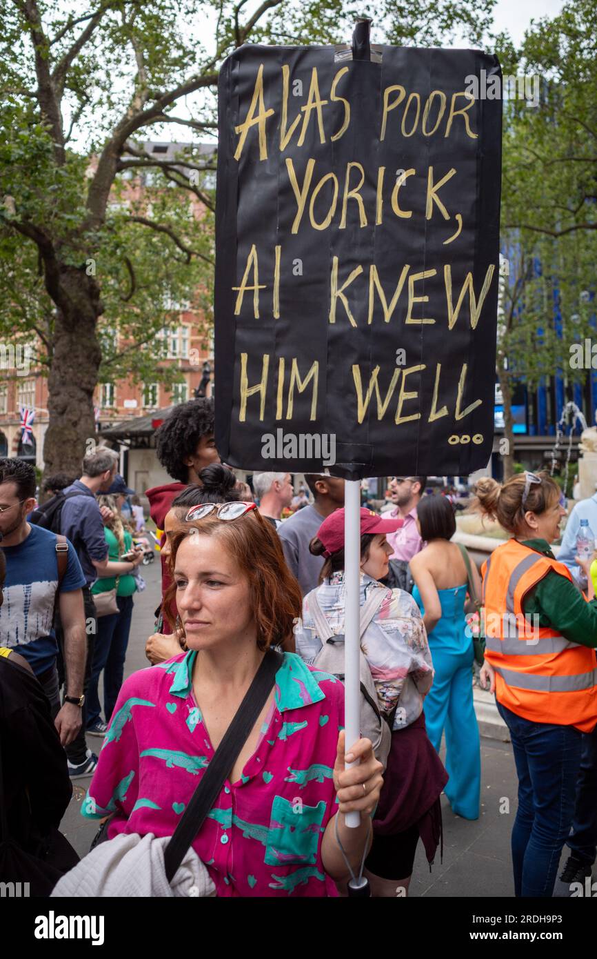 Une manifestante tient une pancarte au rassemblement Actors Union Equity à Leicester Square à Londres. En soutien à la grève SAG-AFTRA. Londres, Royaume-Uni, 21/07/23. Banque D'Images