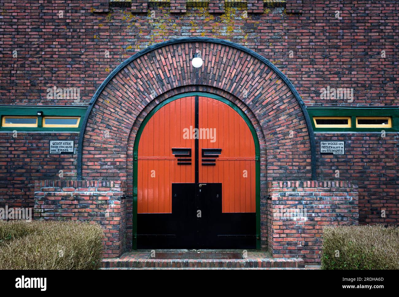 Porte de l'église à Westeremden dans la province de Groningen. Banque D'Images