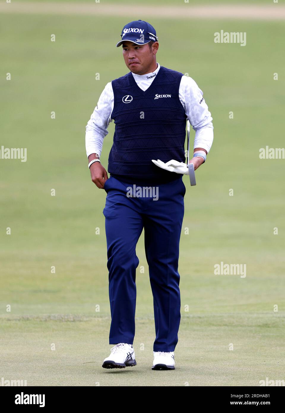 Le Japonais Hideki Matsuyama sur le 18e green pendant la deuxième journée de l'Open au Royal Liverpool, Wirral. Date de la photo : Vendredi 21 juillet 2023. Banque D'Images