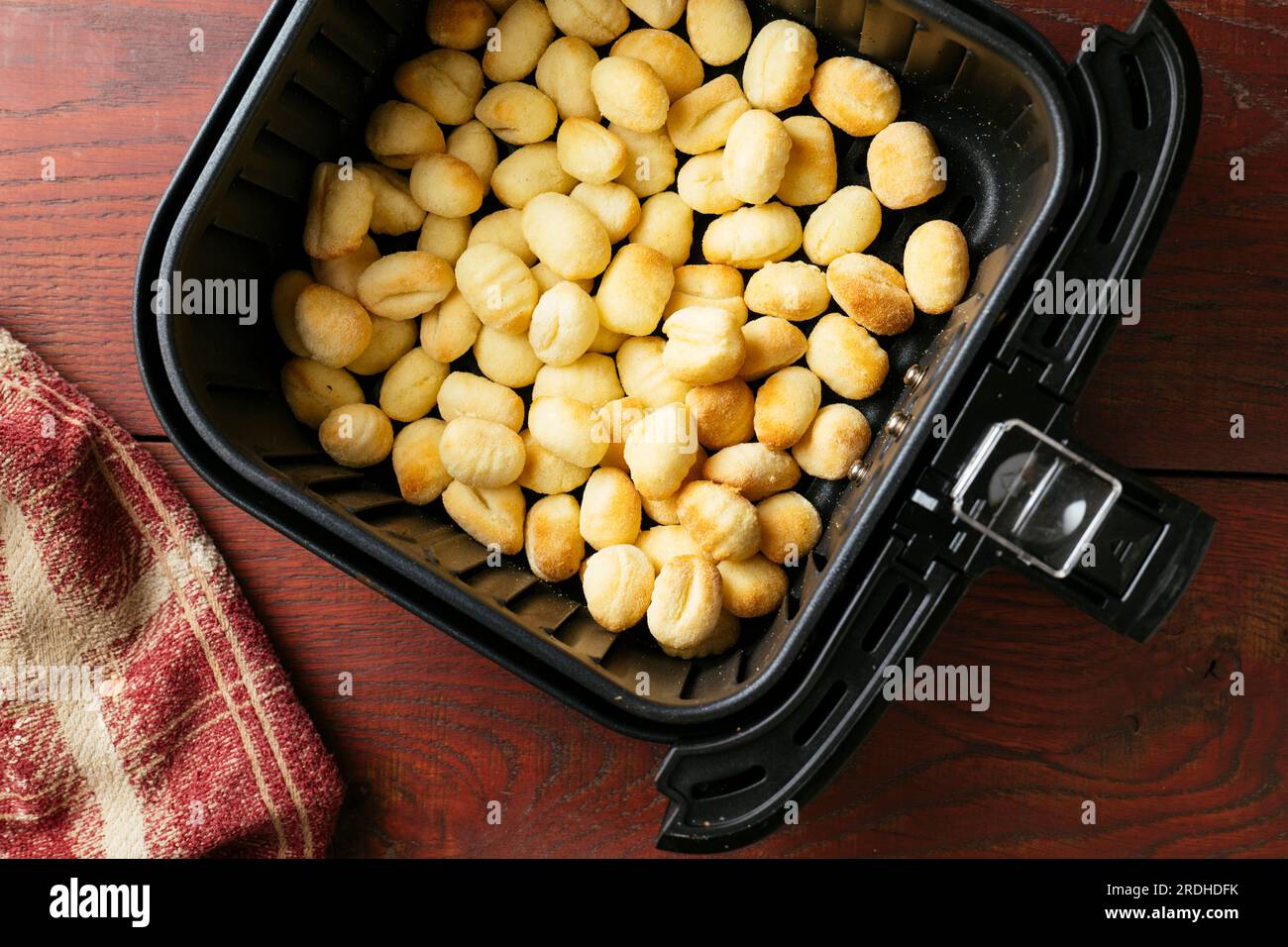 Gnocchi dans un panier de friteuse pneumatique. Banque D'Images