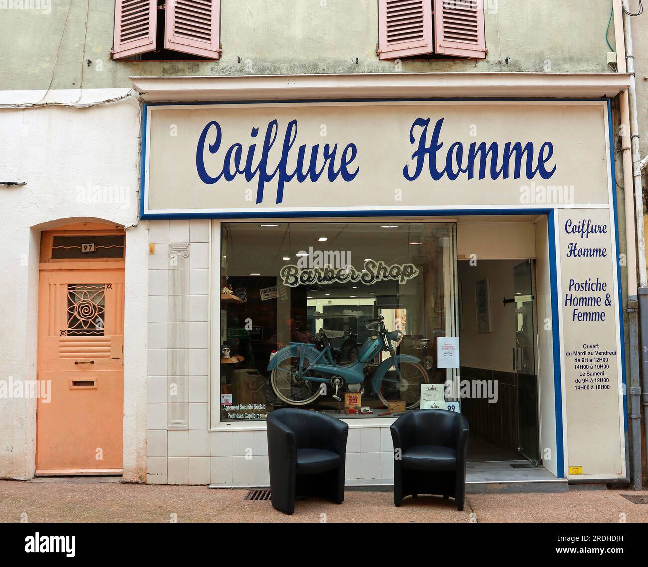Coiffeur 'coiffure Homme' dans l'une des rues étroites de Fréjus, une ville historique dans le département du Var du sud-est de la France ; Côte d'Azur Banque D'Images