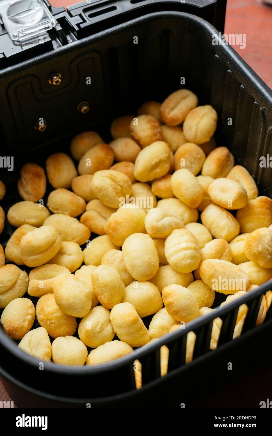 Gnocchi dans un panier de friteuse pneumatique. Banque D'Images
