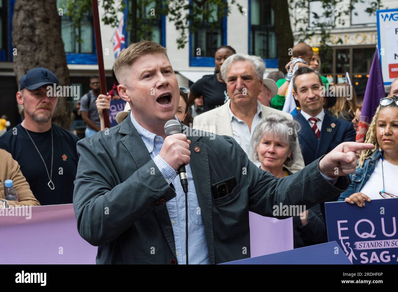 Londres, Royaume-Uni. 21 juillet 2023. Eddie Dempsey, secrétaire général adjoint de l’Union nationale des travailleurs du rail, de la mer et des transports (RMT), s’adresse aux membres du syndicat du divertissement Equity and Supporters lors d’un rassemblement à Leicester Square en solidarité avec les acteurs américains en grève. La semaine dernière a marqué le début d’une importante action syndicale de la Screen Actors Guild – Fédération américaine des artistes de télévision et de radio (SAG-AFTRA), qui représente environ 160 000 acteurs à travers les États-Unis, après que le syndicat n’ait pas réussi à négocier de nouveaux contrats avec l’Alliance of Motion Picture et Televisio Banque D'Images