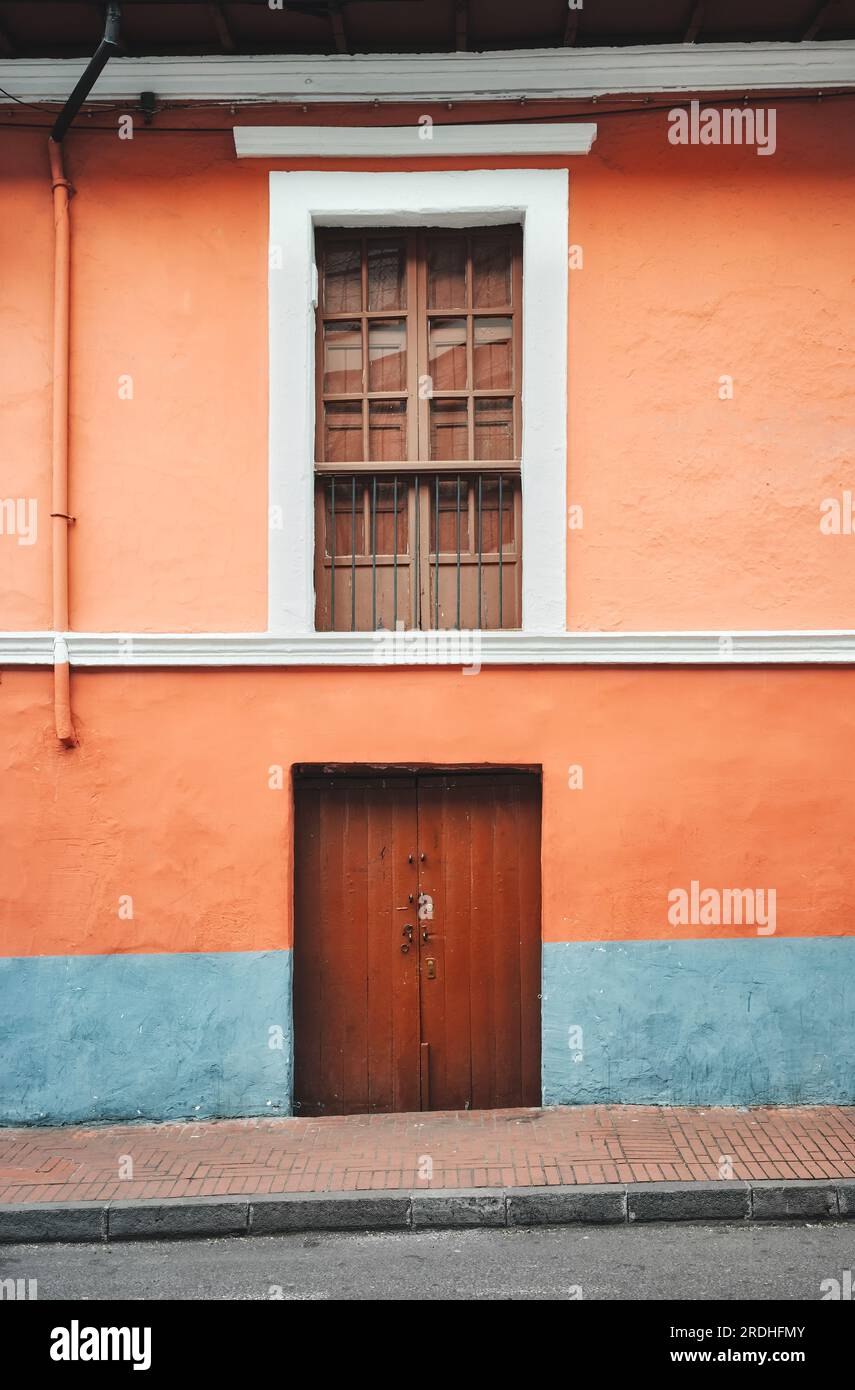 Vue sur la rue d'une façade de bâtiment ancien, arrière-plan architectural, Quito, Équateur. Banque D'Images