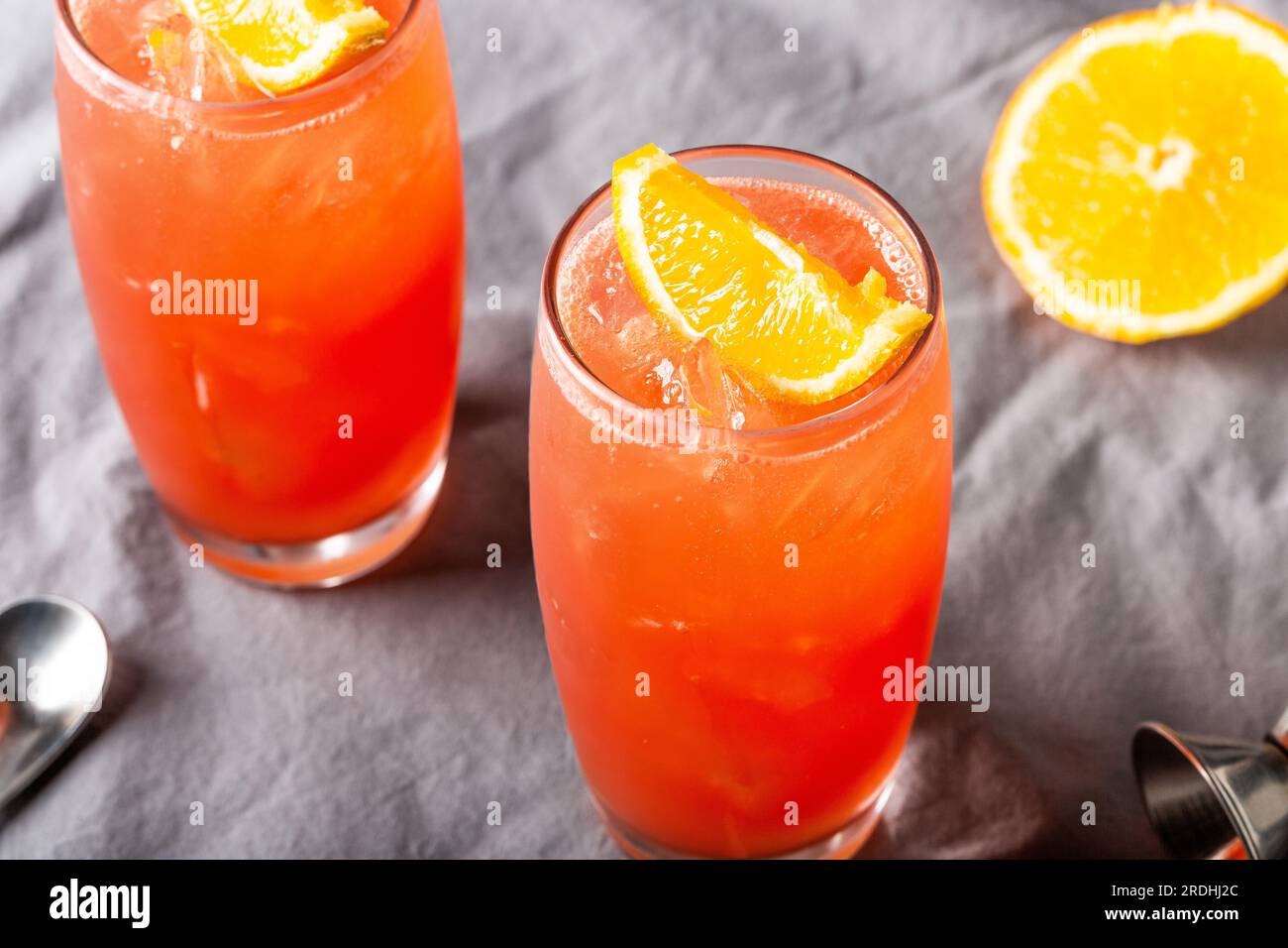 Rafraîchissement Garibaldi cocktail apéritif classique liqueur amère rouge italienne et jus d'orange frais Banque D'Images
