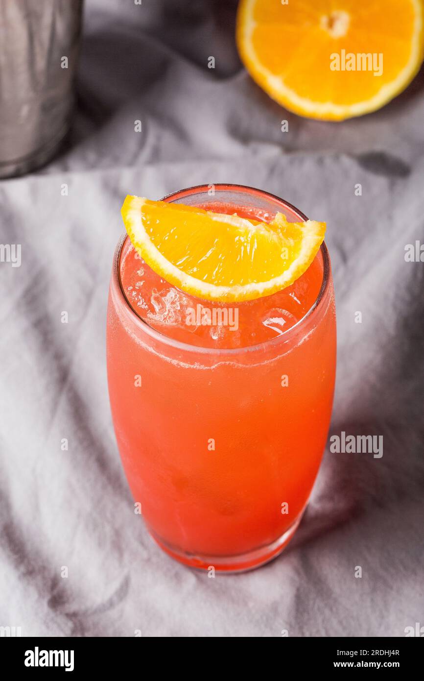 Rafraîchissement Garibaldi cocktail apéritif classique liqueur amère rouge italienne et jus d'orange frais Banque D'Images