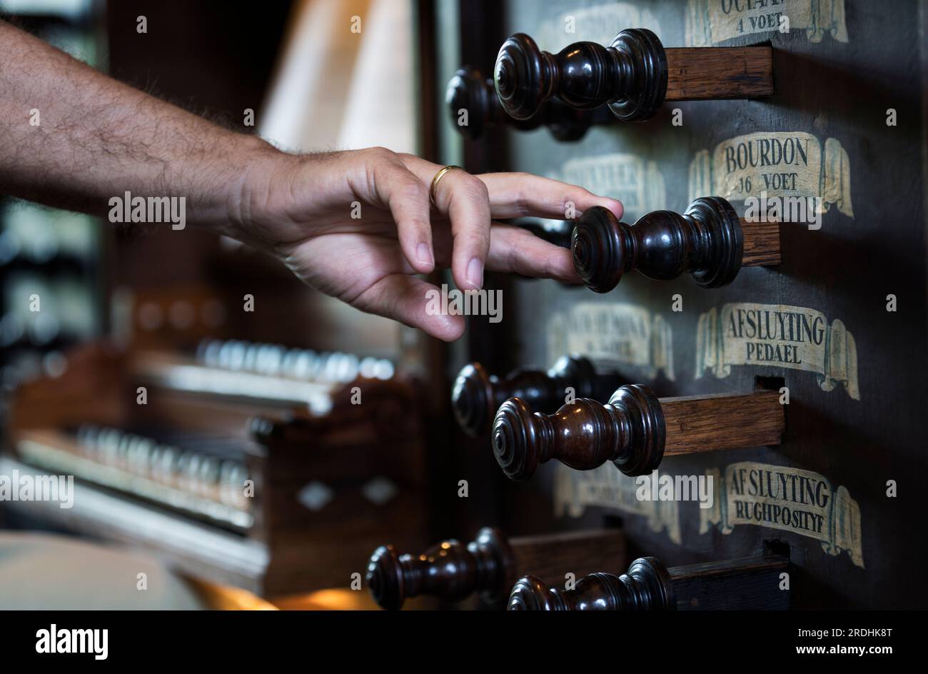 Uithuizen, pays-Bas, 05-25-2018. Main de l'organiste exploite les tireurs de registre de ARP Schnitger orgue dans l'église de Uithuizen.One du meilleur p Banque D'Images