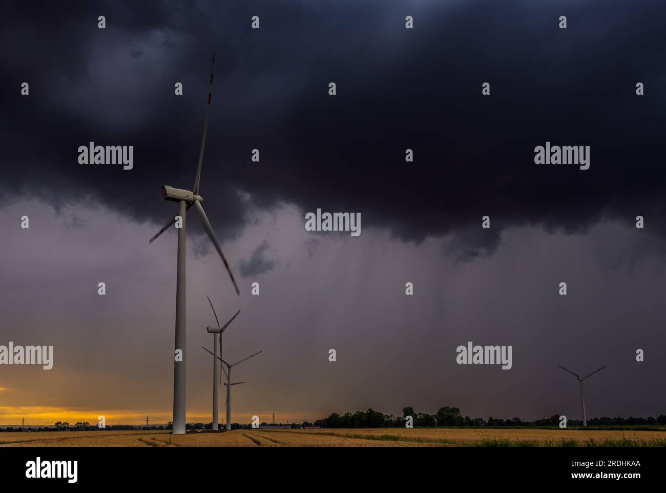 front de tempête au-dessus du parc éolien Banque D'Images