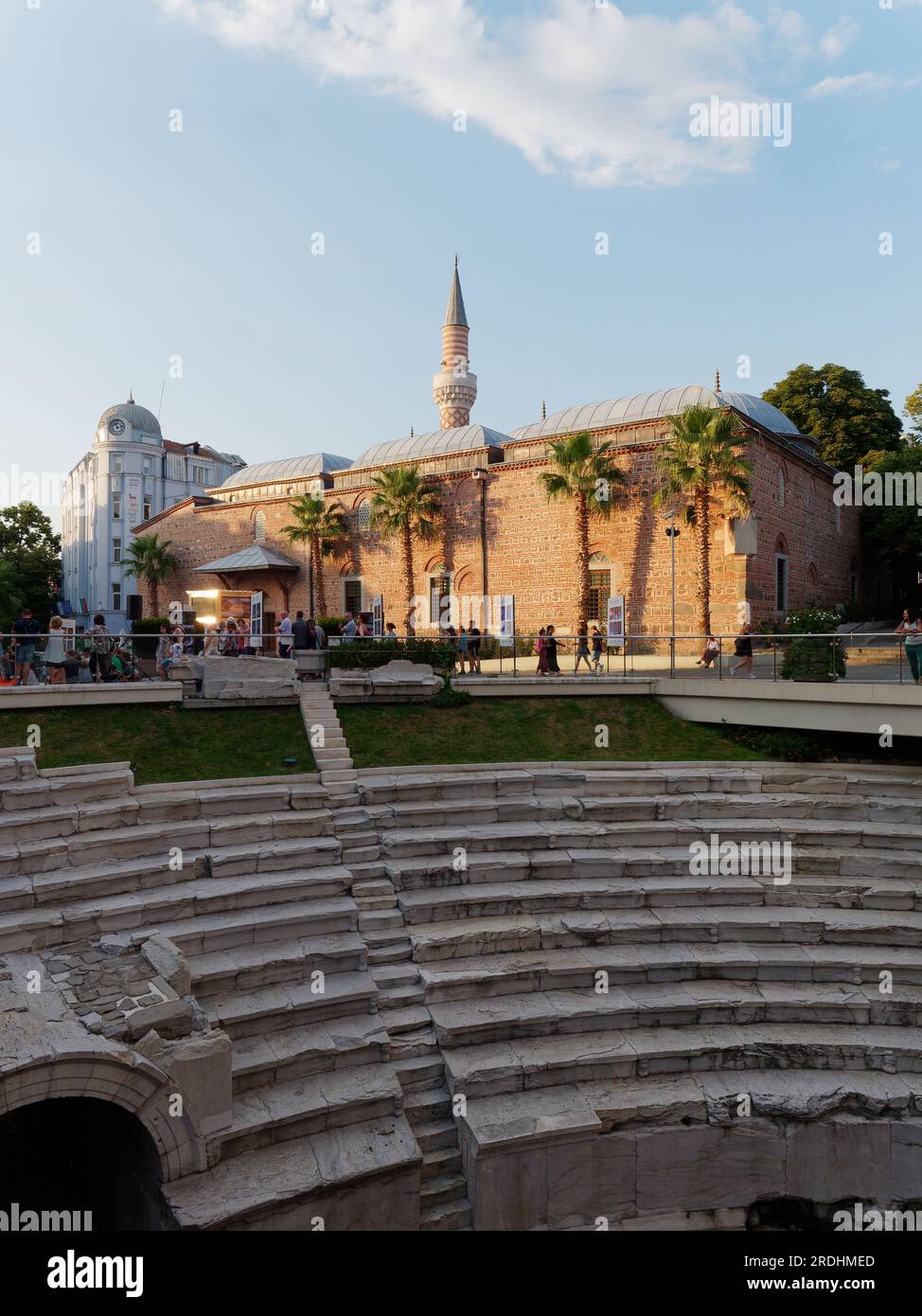 Plovdiv, Bulgarie, la plus ancienne ville et la plus longue zone piétonne en Europe.Stade romain avec la mosquée du vendredi aka mosquée Dzhumaya derrière. Banque D'Images