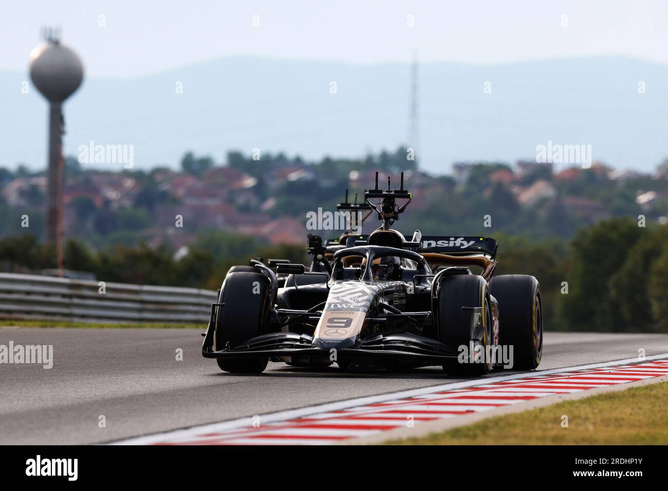 Budapest, Hongrie. 21 juillet 2023. Voitures de l'équipe fictive Apex APXGP, pour le prochain film basé sur la Formule 1 "Apex" par Apple Studios et Bruckheimer films, Grand Prix F1 de Hongrie à Hungaroring le 21 juillet 2023 à Budapest, Hongrie. (Photo de HIGH TWO) crédit : dpa/Alamy Live News Banque D'Images