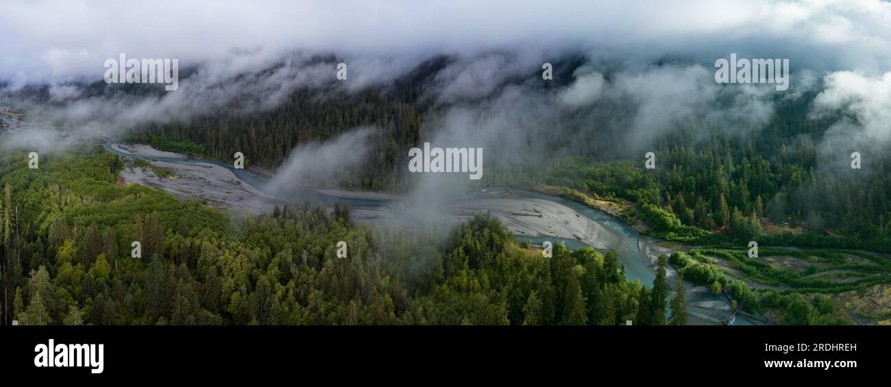 Les nuages dérivent au-dessus de la rivière Hoh qui traverse l'une des plus grandes forêts pluviales tempérées des États-Unis Cette zone reçoit 100 pouces de pluie annuellement. Banque D'Images