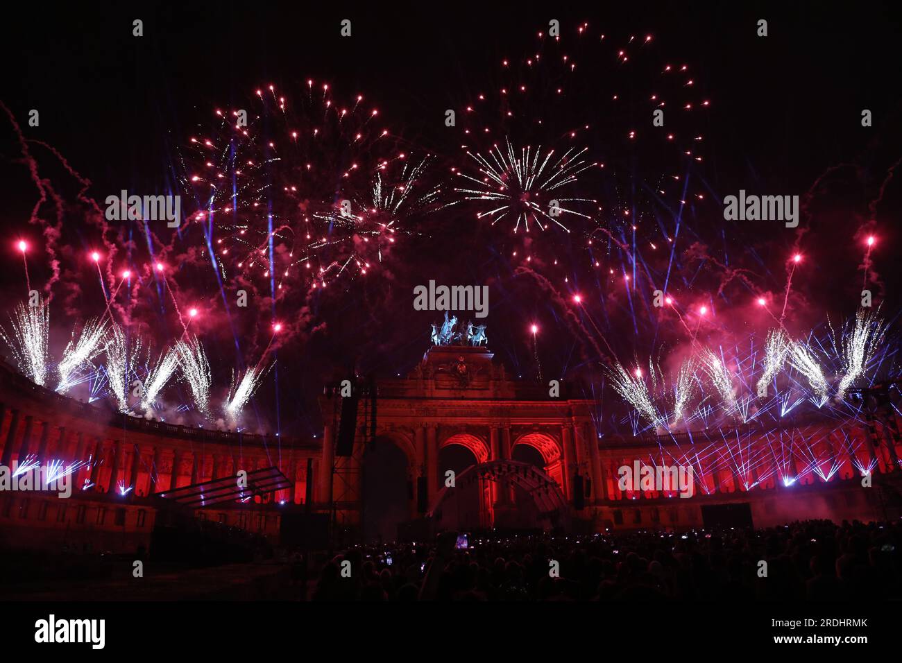 Bruxelles, Belgique. 21 juillet 2023. Des feux d'artifice sont tirés lors du concert 'Belgium Celebrates - Belgie viert feest - la Belgique fait la fete', au Parc du Cinquantenaire - Jubelpark, le soir de la fête nationale belge, à Bruxelles, vendredi 21 juillet 2023. BELGA PHOTO NICOLAS MAETERLINCK crédit : Belga News Agency/Alamy Live News Banque D'Images