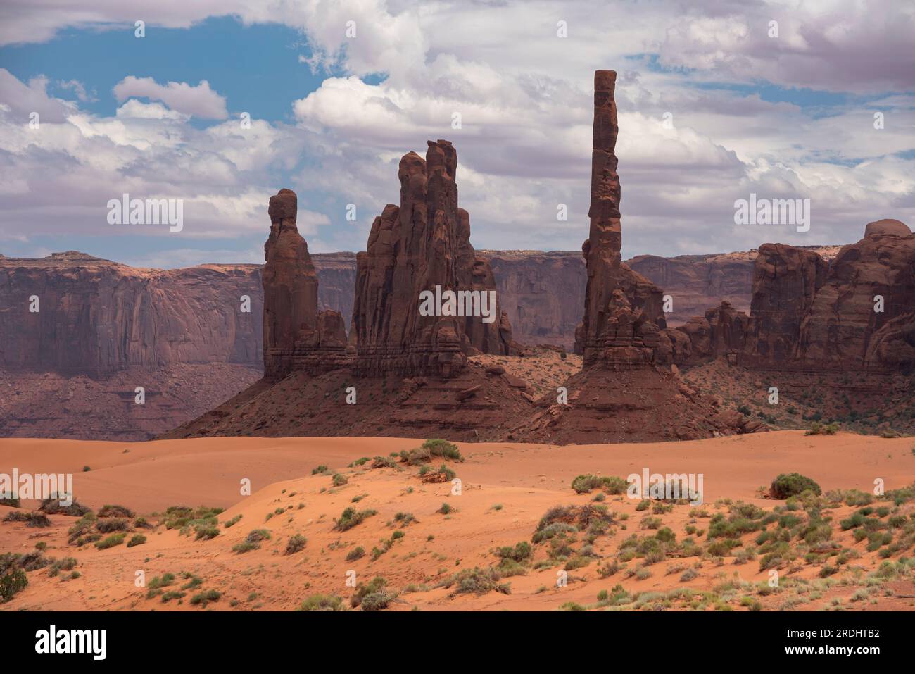 Vue des formations rocheuses le long du fond de la vallée de Monument Valley, Arizona. Banque D'Images