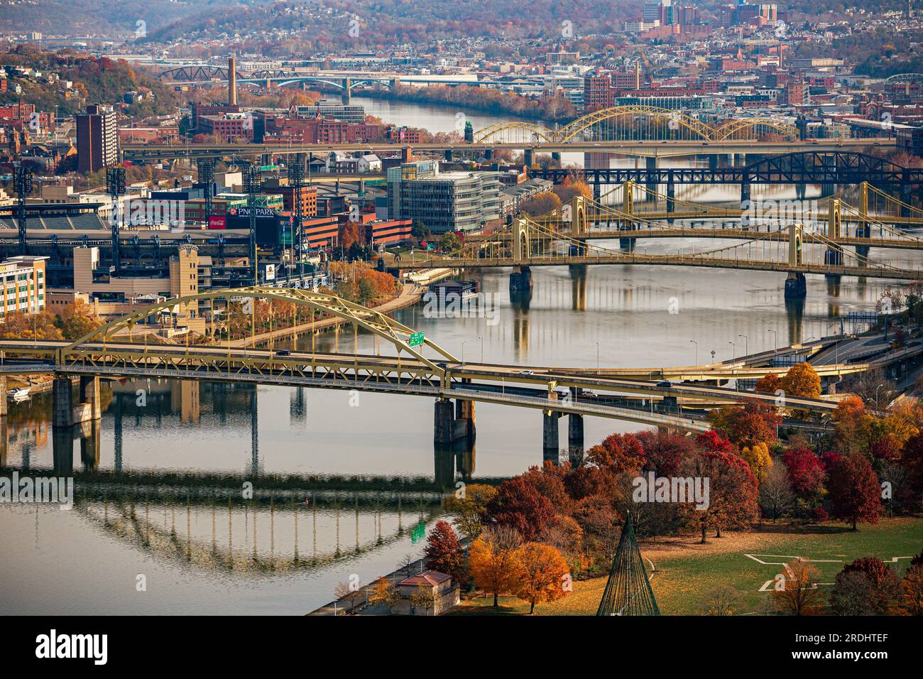 Vue aérienne de Pittsburgh, de la rivière Allegheny et du stade PNC Park Banque D'Images