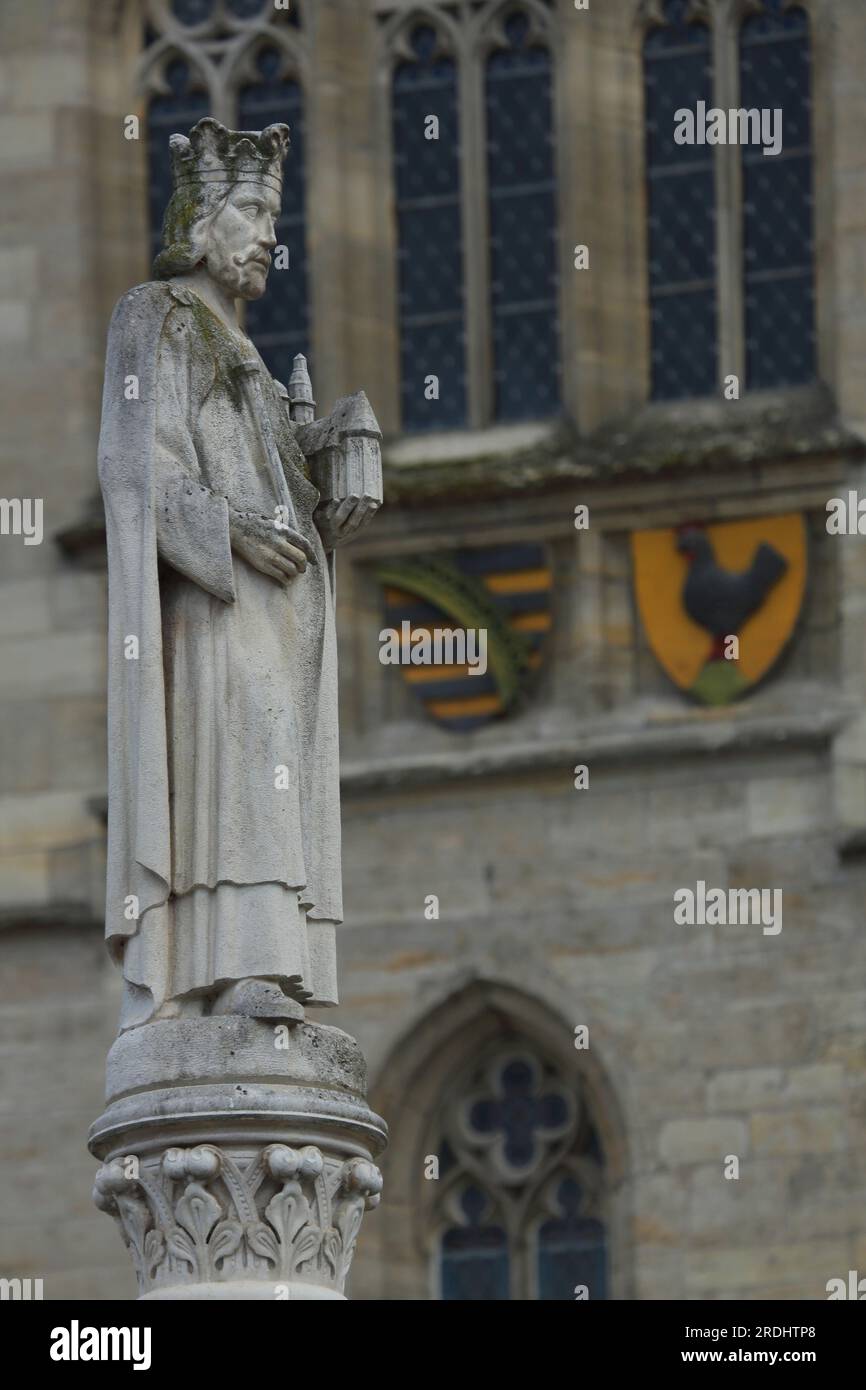 Monument et Heinrichsbrunnen avec statue de Heinrich IV, Marktplatz, Meiningen, Thuringe, Allemagne Banque D'Images