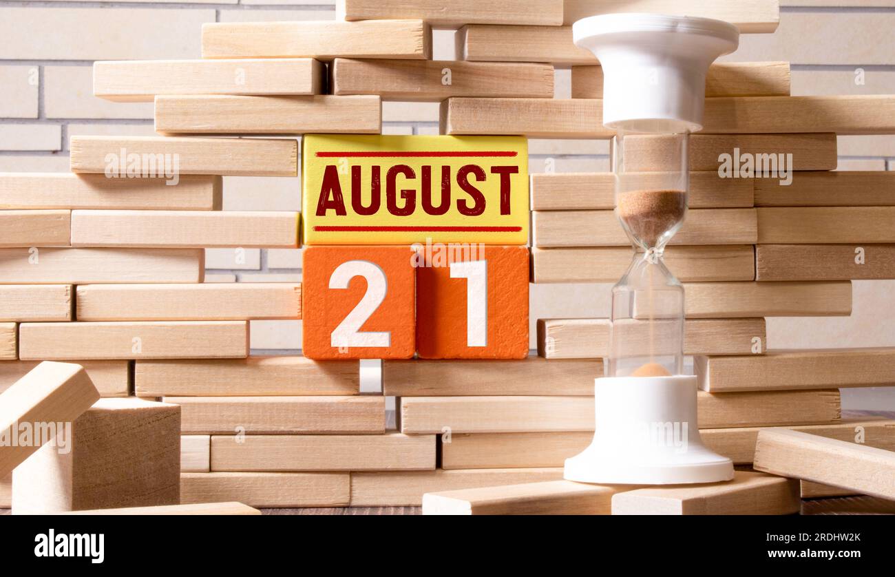 Texte d'août 21 sur des blocs de bois avec fond de nature floue. Espace de copie du calendrier. Banque D'Images