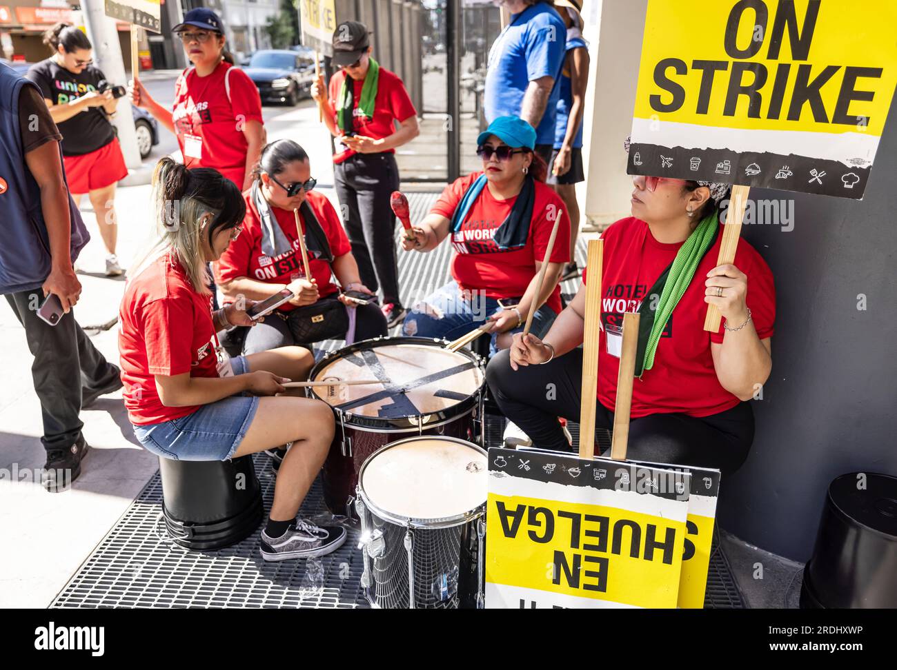 Hollywood, États-Unis. 21 juillet 2023. Unite Here local 11, les travailleurs de l'hôtellerie et de l'hôtellerie de LOS ANGELES, et SAG-AFTRA/WGA, scénaristes et acteurs de cinéma et de télévision, organisent des rassemblements à Hollywood. Ils ont tous les deux marché et organisé un rassemblement ensemble au Sunset Bronson Studios par la suite. 7/21/2023 Hollywood, CA., USA (photo de Ted Soqui/SIPA USA) crédit : SIPA USA/Alamy Live News Banque D'Images