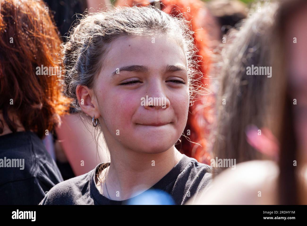 Gattatico, Reggio Emilia, Italie - 25 avril 2023 : vue de côté des filles amies regardant un concert dans le parc en plein air Banque D'Images