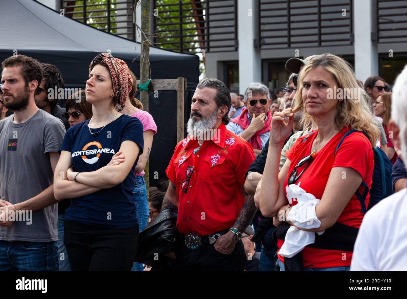 Gattatico, Reggio Emilia, Italie - 25 avril 2023 : un rassemblement de supporters de gauche vêtus de chemises rouges écoute attentivement les orateurs pendant le TH Banque D'Images