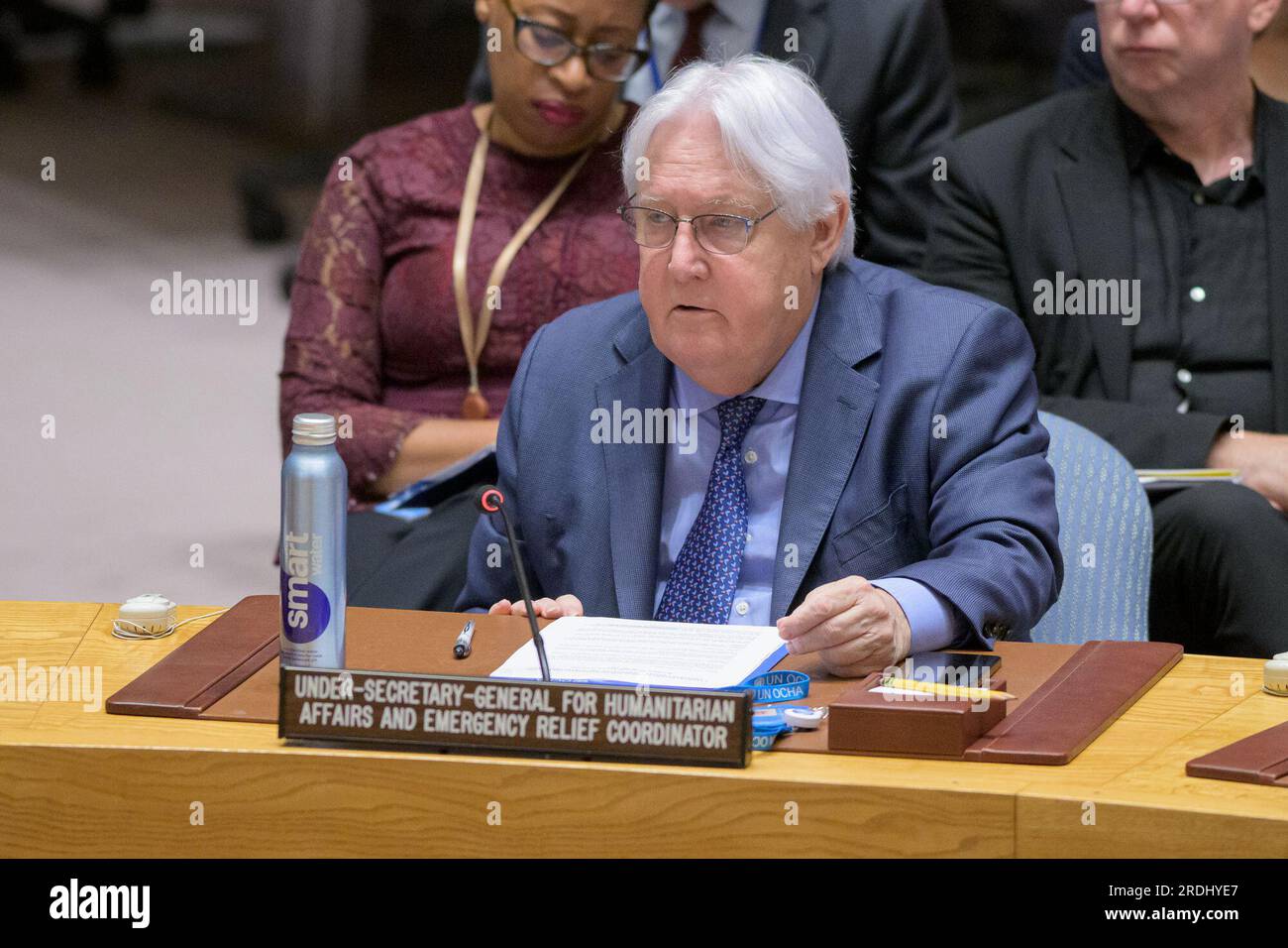 (230721) -- NATIONS UNIES, 21 juillet 2023 (Xinhua) -- Martin Griffiths (Front), sous-secrétaire général des Nations Unies pour les affaires humanitaires et coordonnateur des secours d'urgence, informe une réunion du Conseil de sécurité au siège des Nations Unies à New York, le 21 juillet 2023. Martin Griffiths, chef des secours des Nations Unies, a déclaré vendredi que l’organisme mondial poursuivrait son engagement avec toutes les parties impliquées dans l’Initiative céréalière de la mer Noire pour s’assurer que les aliments et engrais russes et ukrainiens puissent continuer à atteindre les marchés mondiaux. (Manuel El¨ªas/photo ONU/document via Xinhua) Banque D'Images