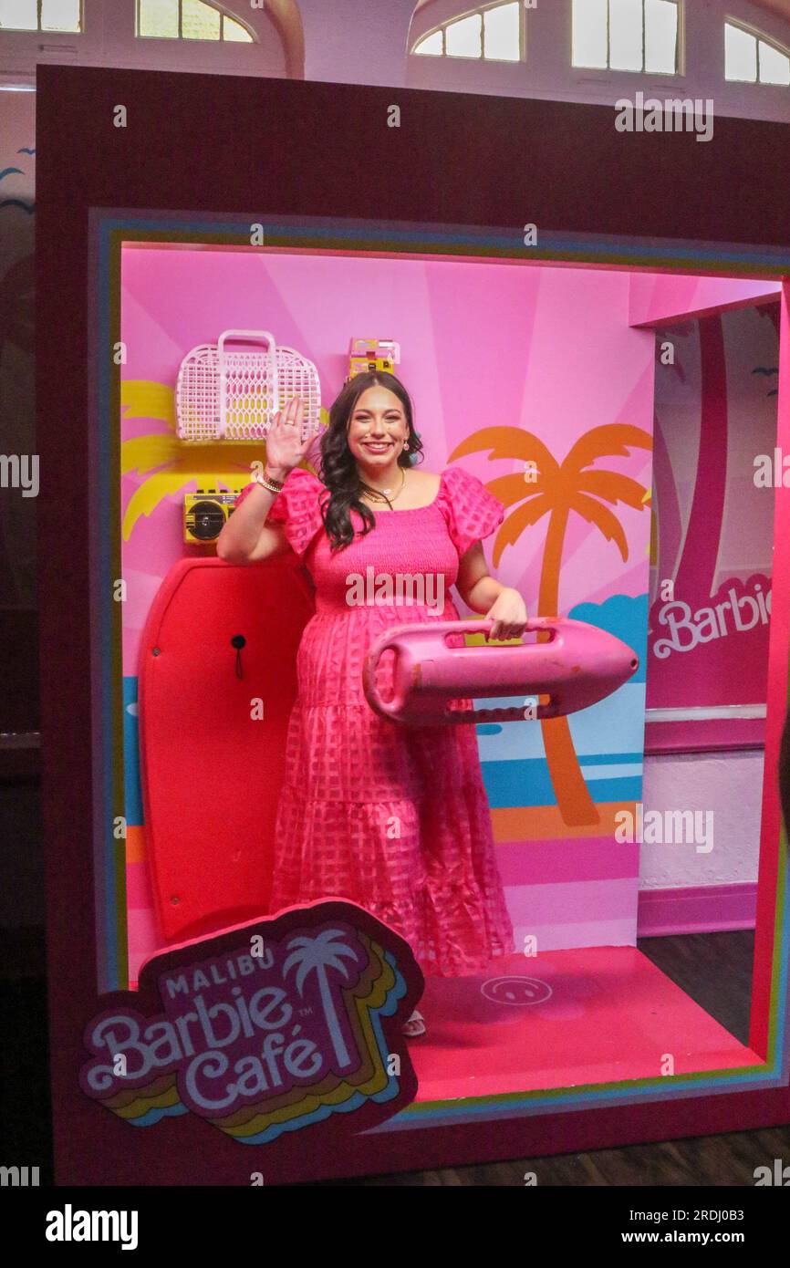 Les gens vêtus d'une tenue sur le thème de Barbie posent pour des selfies  dans la boîte à jouets grandeur nature Barbie à la Malibu Barbie CafŽ  Chicago, récemment ouverte, située sur