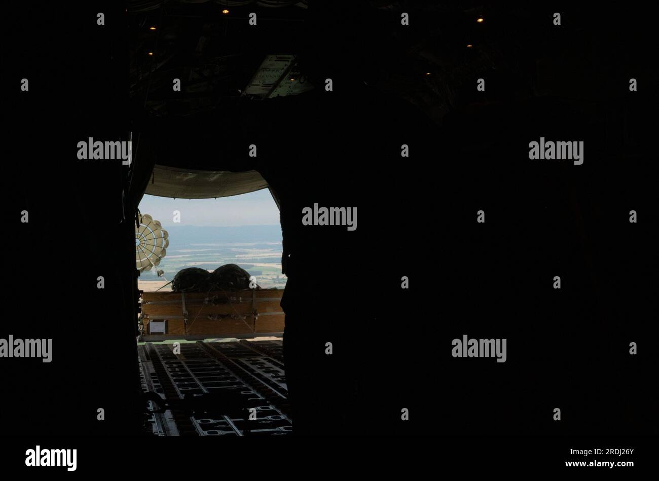 Une palette simulée d'équipement lourd tombe d'un américain Avion C-130J Super Hercules de la Force aérienne affecté au 37e escadron de transport aérien au-dessus de la zone de largage de Grostenquin, France, le 18 juillet 2023. Le 37th AS effectue régulièrement des parachutages avec de l'équipement lourd simulé dans le but de maintenir ses compétences en transport aérien tactique et en largage aérien. (ÉTATS-UNIS Photo de la Force aérienne par le sergent d'état-major Megan M. Beatty) Banque D'Images