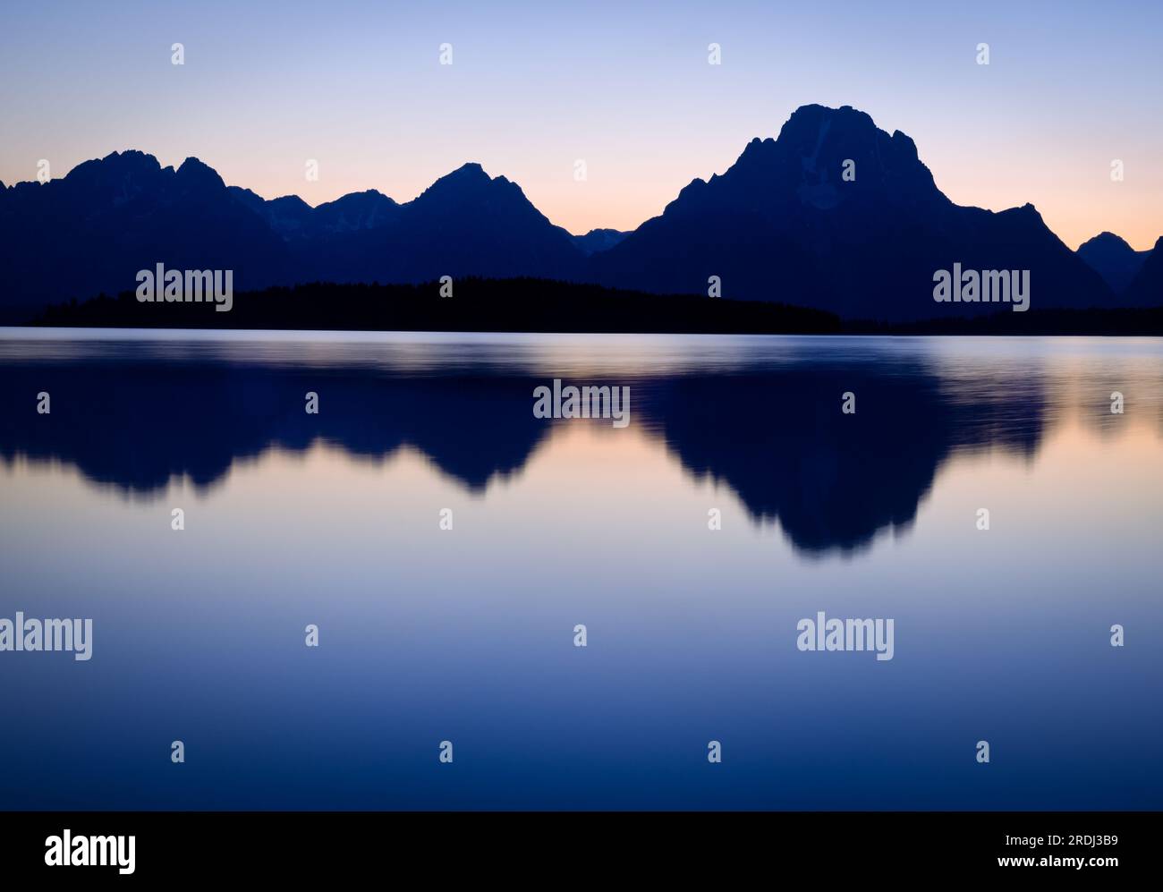 Jackson Lake et Mount Moran (à droite) au coucher du soleil au début de l'automne. Parc national de Grand Teton, Wyoming, États-Unis. Banque D'Images