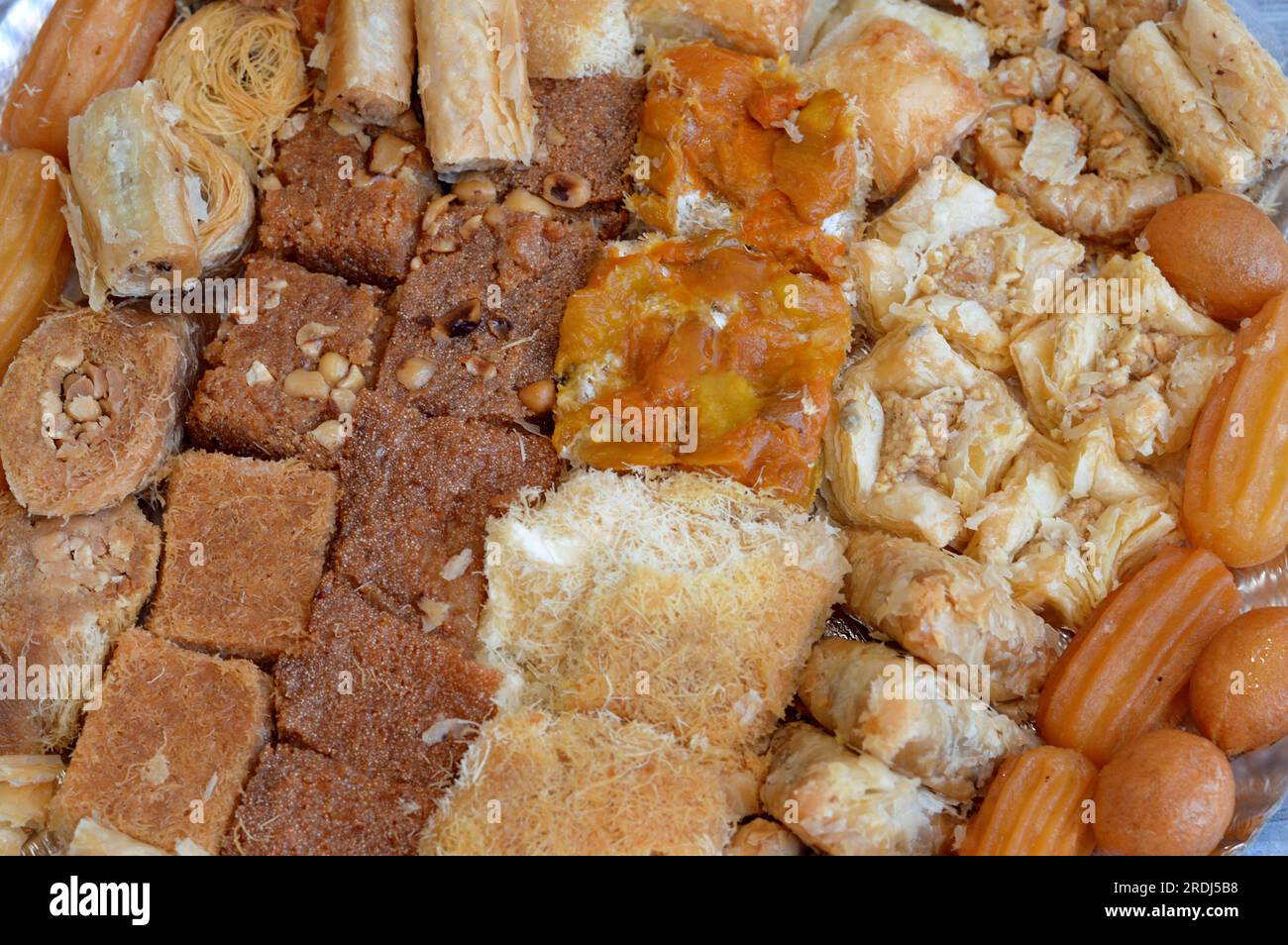 Cuisine arabe sucreries, Moyen-Orient, syrien, égyptien et turc desserts d'une délicieuse collection de desserts traditionnels du Ramadan, basbosa, konafa, Banque D'Images