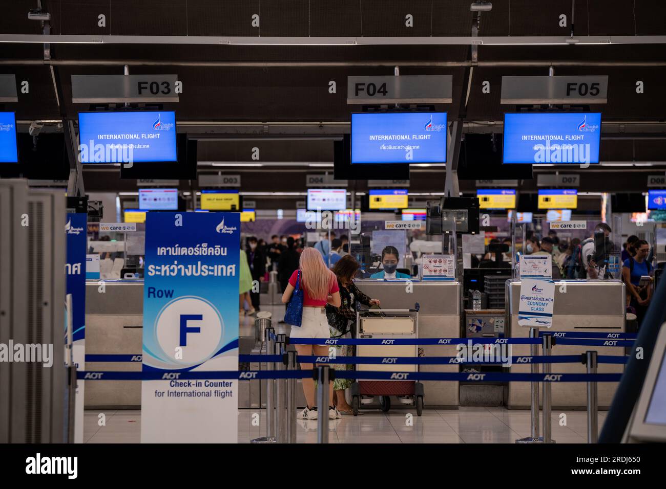 Bangkok, Thaïlande. 22 juillet 2023. Enregistrement des passagers pour les vols dans le hall des départs internationaux de l'aéroport Suvarnabhumi de Bangkok. Voyage international à l'aéroport Suvarnabhumi (BKK) à Bangkok, Thiland, le 22 juillet 2023. Crédit : Matt Hunt/Neato/Alamy Live News Banque D'Images