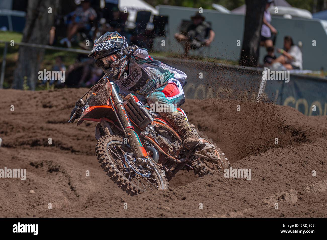 Motocross KTM Dirt Bike perdant une berme. Photo de course MX dans l'action d'une berme en terre battue dans un toit Banque D'Images