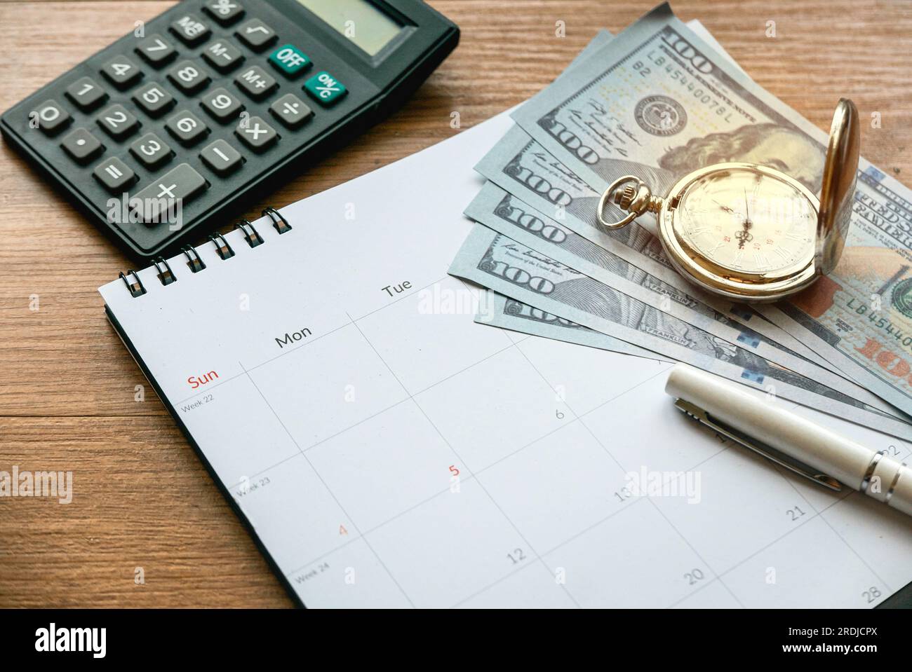 Temps d'imposition et économie d'argent et concept de planification financière. Calcul des dépenses mensuelles. Date limite de recouvrement des créances financières. Argent, calendrier, horloge et c Banque D'Images