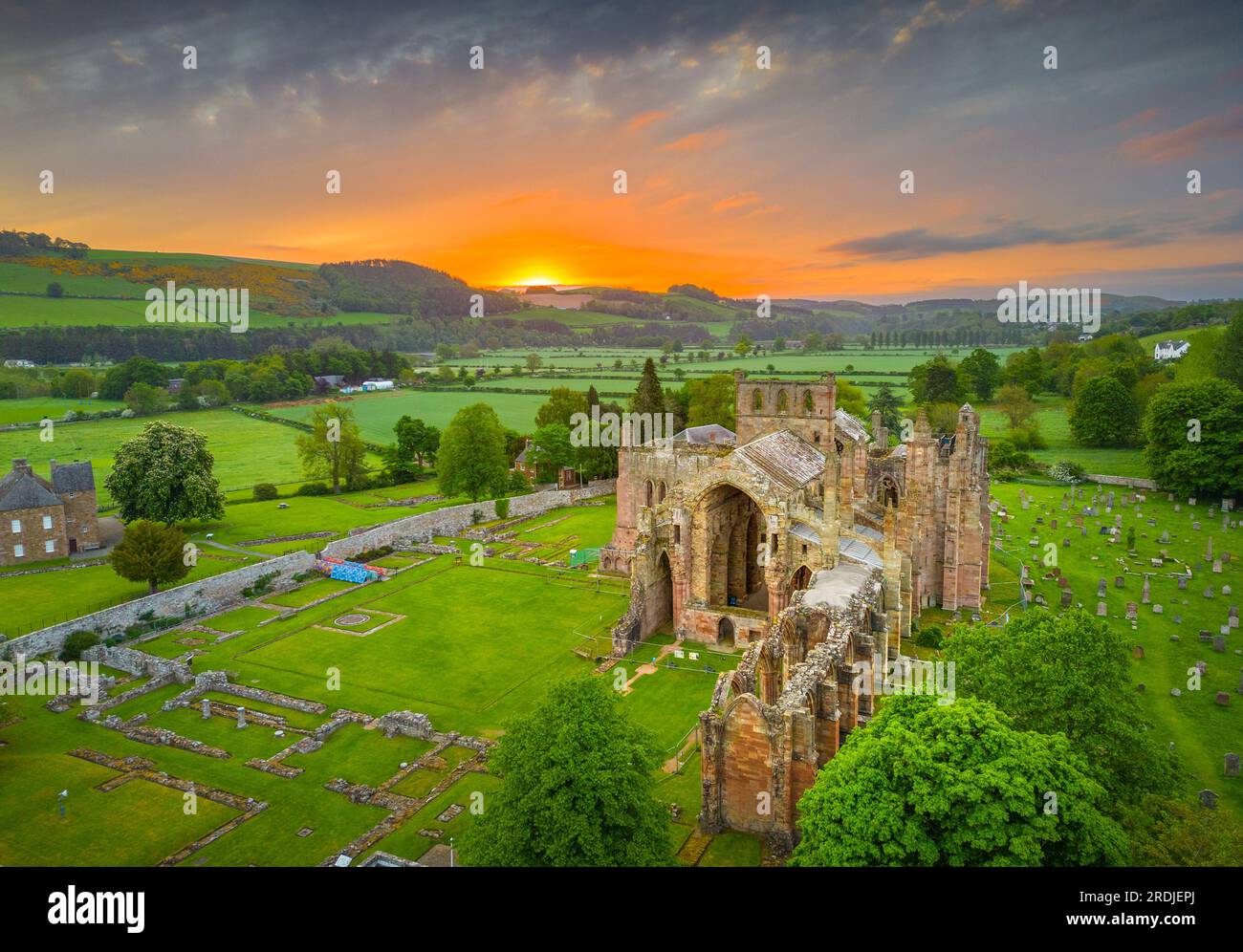 23rd May 2023 Météo, Stand Alone, Melrose Abbey, Scottish Borders, Écosse. Le soleil se lève au loin sur l'abbaye de Melrose dans le Bor écossais Banque D'Images