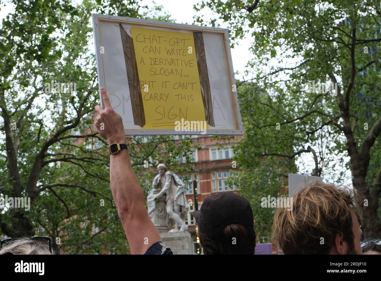 Londres, Royaume-Uni. 21 juillet 2023. Un rassemblement organisé par le syndicat Equity a réuni des centaines de membres et de stars de La liste A en solidarité avec les collègues en grève de Sag-AFTRA, qui ont quitté la semaine dernière pour cause de salaire et de l'utilisation de l'intelligence artificielle dans l'industrie. Crédit : Photographie de onzième heure / Alamy Live News Banque D'Images