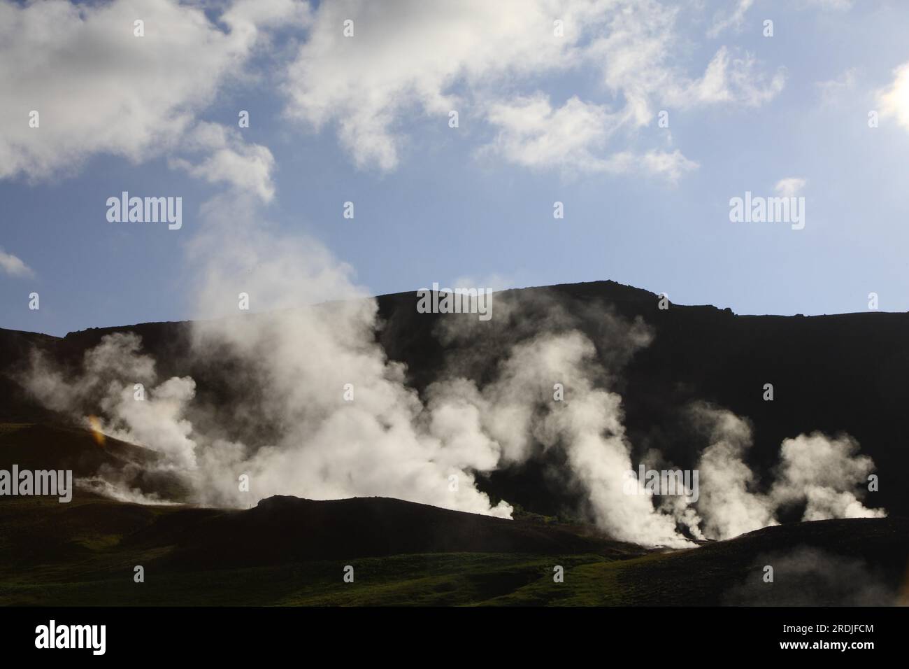 Nuages de vapeur au-dessus d'un champ thermique en Islande Banque D'Images