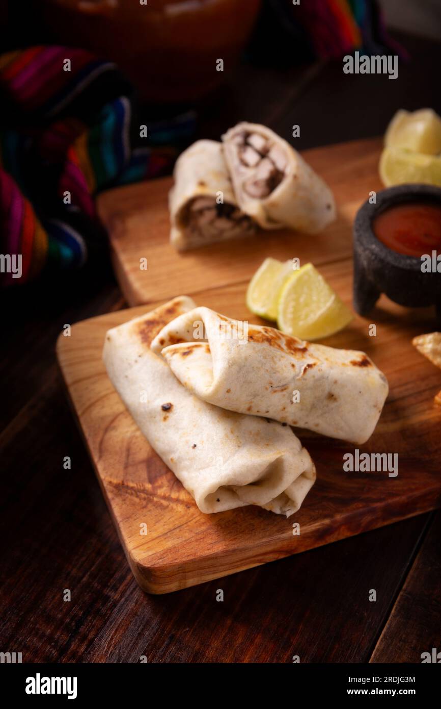 Burrito. Tortilla à la farine de blé enveloppée, peut être remplie de divers ingrédients tels que des œufs brouillés ou de la viande hachée, des haricots et des légumes, un très popu Banque D'Images