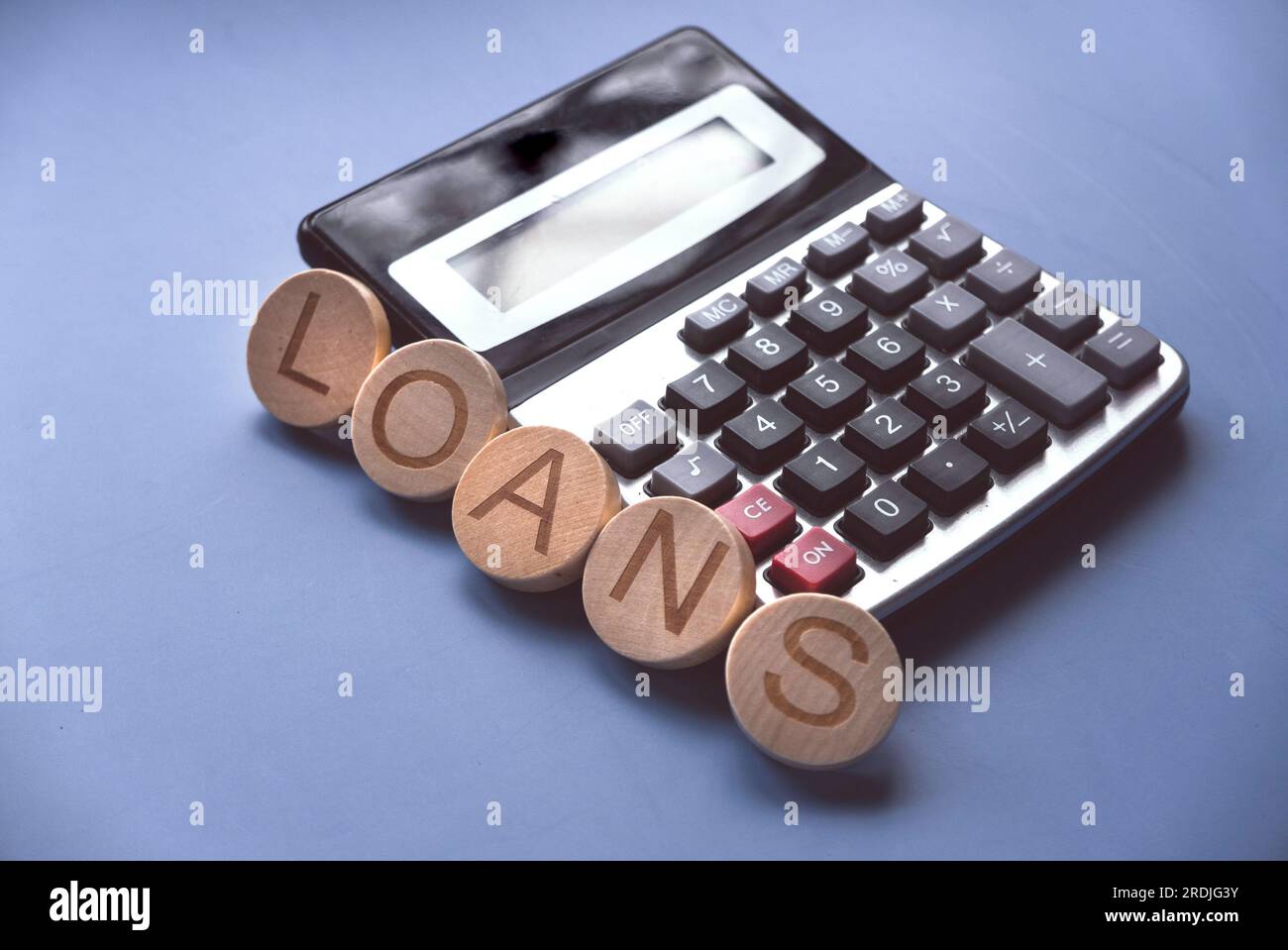 Concept de prêts. Alphabet en bois de prêts de mots avec calculatrice. Banque D'Images