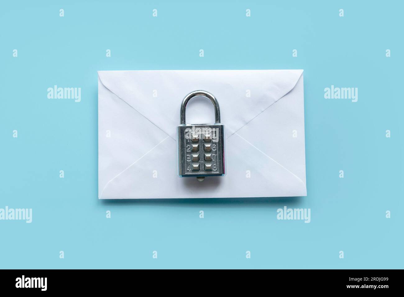 Concept de sécurité email, communication sécurisée, secret et confidentiel. Cadenas au-dessus de l'envolope blanche sur un fond bleu. Banque D'Images