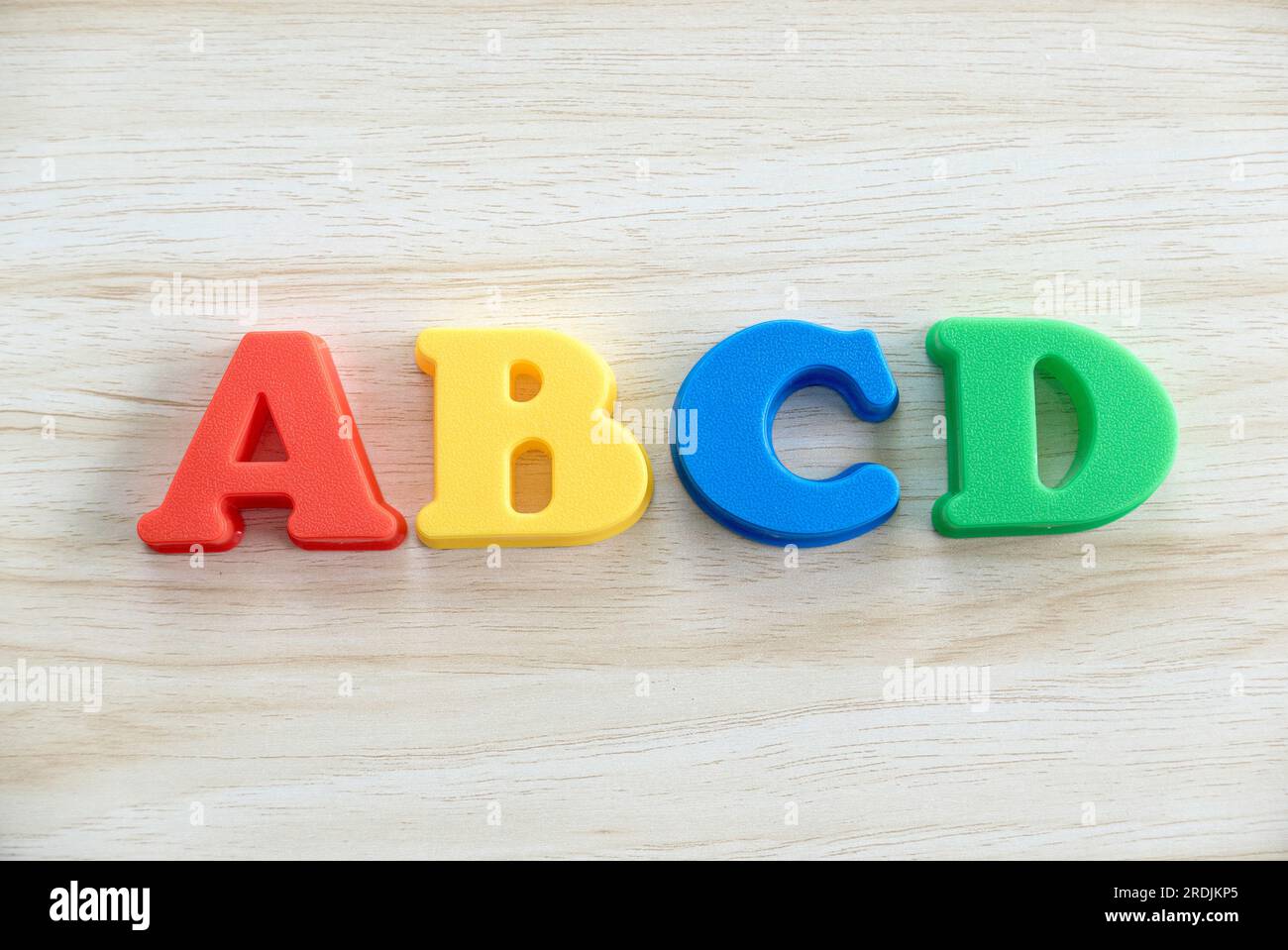 Concept d'éducation, d'apprentissage et de développement. Alphabet en bois d'ABCD sur fond en bois. Banque D'Images