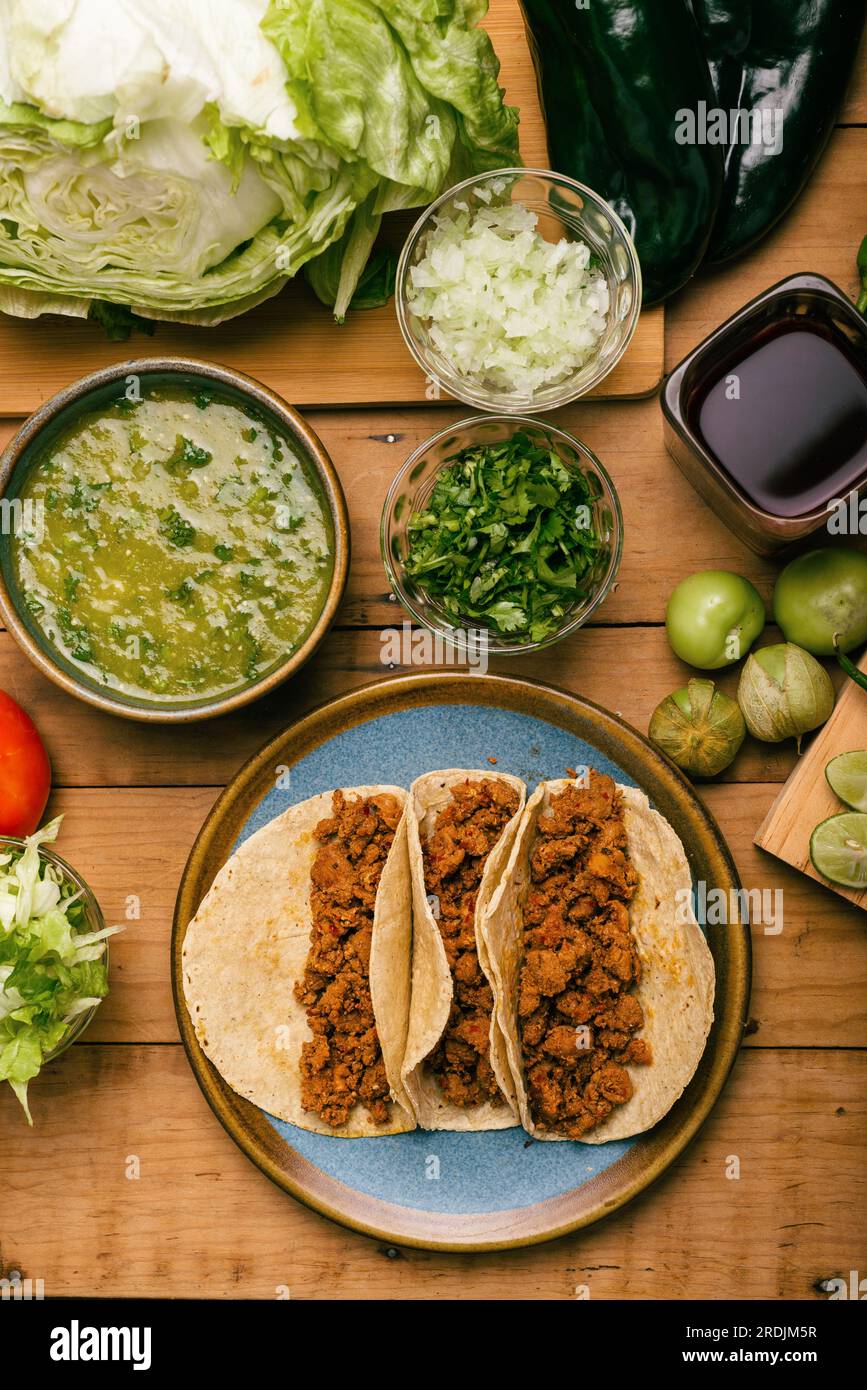 Tacos de bœuf mariné, bol avec salsa verde et légumes sur une table en  bois. Tacos de adobada Photo Stock - Alamy