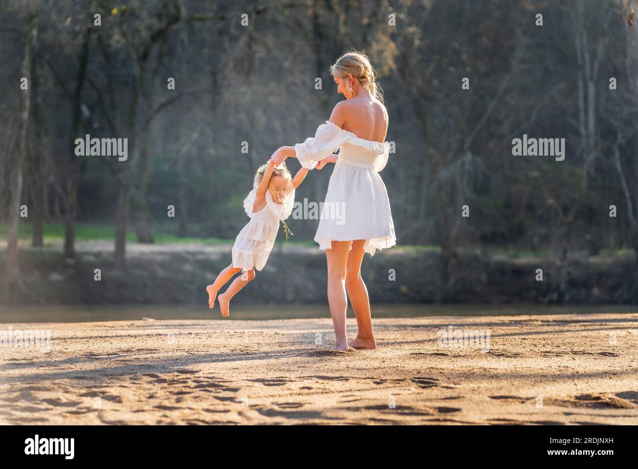 Une belle jeune mère et sa fille apprécient le temps printanier Banque D'Images