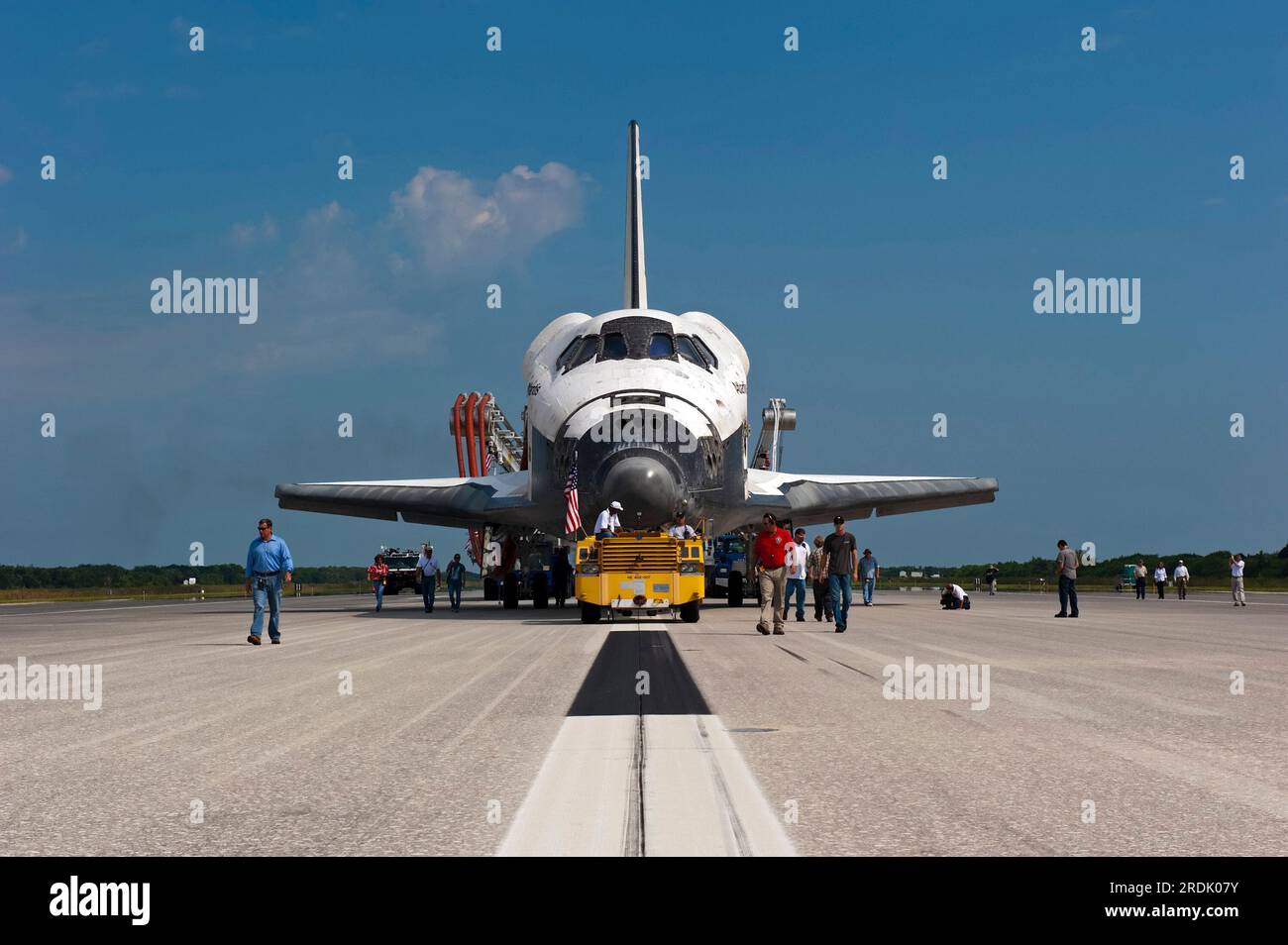 Les employés de la NASA remorquent la navette spatiale Atlantis de l'installation d'atterrissage de la navette jusqu'à une installation de traitement d'orbiteurs au Kennedy Space Center pour la dernière fois après avoir terminé la mission STS-135 le jeudi 21 juillet 2011 à Cape Canaveral, comté de Brevard, Floride, États-Unis. Atlantis a passé un total de 307 jours dans l'espace, a orbité autour de la Terre 4 848 fois et a parcouru 125 935 769 miles depuis sa première mise en service en 1985. (Photo APEX MediaWire de Kim Shiflett/NASA) Banque D'Images Les employés de la NASA remorquent la navette spatiale Atlantis de l'installation d'atterrissage de la navette jusqu'à une installation de traitement d'orbiteurs au Kennedy Space Center pour la dernière fois après avoir terminé la mission STS-135 le jeudi 21 juillet 2011 à Cape Canaveral, comté de Brevard, Floride, États-Unis. Atlantis a passé un total de 307 jours dans l'espace, a orbité autour de la Terre 4 848 fois et a parcouru 125 935 769 miles depuis sa première mise en service en 1985. (Photo APEX MediaWire de Kim Shiflett/NASA) Banque D'Images