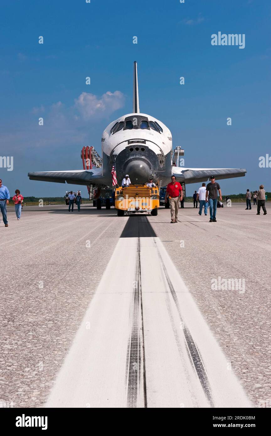 Les employés de la NASA remorquent la navette spatiale Atlantis de l'installation d'atterrissage de la navette jusqu'à une installation de traitement d'orbiteurs au Kennedy Space Center pour la dernière fois après avoir terminé la mission STS-135 le jeudi 21 juillet 2011 à Cape Canaveral, comté de Brevard, Floride, États-Unis. Atlantis a passé un total de 307 jours dans l'espace, a orbité autour de la Terre 4 848 fois et a parcouru 125 935 769 miles depuis sa première mise en service en 1985. (Photo APEX MediaWire de Kim Shiflett/NASA) Banque D'Images Les employés de la NASA remorquent la navette spatiale Atlantis de l'installation d'atterrissage de la navette jusqu'à une installation de traitement d'orbiteurs au Kennedy Space Center pour la dernière fois après avoir terminé la mission STS-135 le jeudi 21 juillet 2011 à Cape Canaveral, comté de Brevard, Floride, États-Unis. Atlantis a passé un total de 307 jours dans l'espace, a orbité autour de la Terre 4 848 fois et a parcouru 125 935 769 miles depuis sa première mise en service en 1985. (Photo APEX MediaWire de Kim Shiflett/NASA) Banque D'Images