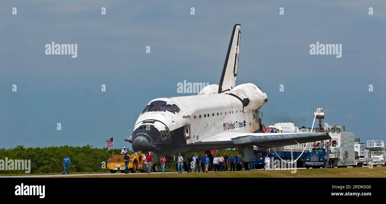Les employés de la NASA remorquent la navette spatiale Atlantis de l'installation d'atterrissage de la navette jusqu'à une installation de traitement d'orbiteurs au Kennedy Space Center pour la dernière fois après avoir terminé la mission STS-135 le jeudi 21 juillet 2011 à Cape Canaveral, comté de Brevard, Floride, États-Unis. Atlantis a passé un total de 307 jours dans l'espace, a orbité autour de la Terre 4 848 fois et a parcouru 125 935 769 miles depuis sa première mise en service en 1985. (Photo APEX MediaWire de Kim Shiflett/NASA) Banque D'Images Les employés de la NASA remorquent la navette spatiale Atlantis de l'installation d'atterrissage de la navette jusqu'à une installation de traitement d'orbiteurs au Kennedy Space Center pour la dernière fois après avoir terminé la mission STS-135 le jeudi 21 juillet 2011 à Cape Canaveral, comté de Brevard, Floride, États-Unis. Atlantis a passé un total de 307 jours dans l'espace, a orbité autour de la Terre 4 848 fois et a parcouru 125 935 769 miles depuis sa première mise en service en 1985. (Photo APEX MediaWire de Kim Shiflett/NASA) Banque D'Images