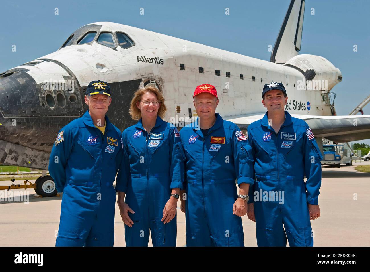 Les membres de l'équipage de la navette Atlantis (de gauche à droite), le commandant Chris Ferguson de Philadelphie, Pennsylvanie, le spécialiste de mission Sandy Magnus de Belleville, Illinois, le pilote Doug Hurley d'Endicott, New York, Et le spécialiste de mission Rex Walheim de Redwood City, en Californie, a posé pour une photo de groupe devant l'orbiteur après avoir terminé la mission STS-135 le jeudi 21 juillet 2011 au Kennedy Space Center de la NASA à Cape Canaveral, en Floride. STS-135 était la dernière mission de l'orbiteur Atlantis et du programme de navette spatiale vieux de 30 ans. (Photo APEX MediaWire de Kim Shiflett/NASA) Banque D'Images Les membres de l'équipage de la navette Atlantis (de gauche à droite), le commandant Chris Ferguson de Philadelphie, Pennsylvanie, le spécialiste de mission Sandy Magnus de Belleville, Illinois, le pilote Doug Hurley d'Endicott, New York, Et le spécialiste de mission Rex Walheim de Redwood City, en Californie, a posé pour une photo de groupe devant l'orbiteur après avoir terminé la mission STS-135 le jeudi 21 juillet 2011 au Kennedy Space Center de la NASA à Cape Canaveral, en Floride. STS-135 était la dernière mission de l'orbiteur Atlantis et du programme de navette spatiale vieux de 30 ans. (Photo APEX MediaWire de Kim Shiflett/NASA) Banque D'Images
